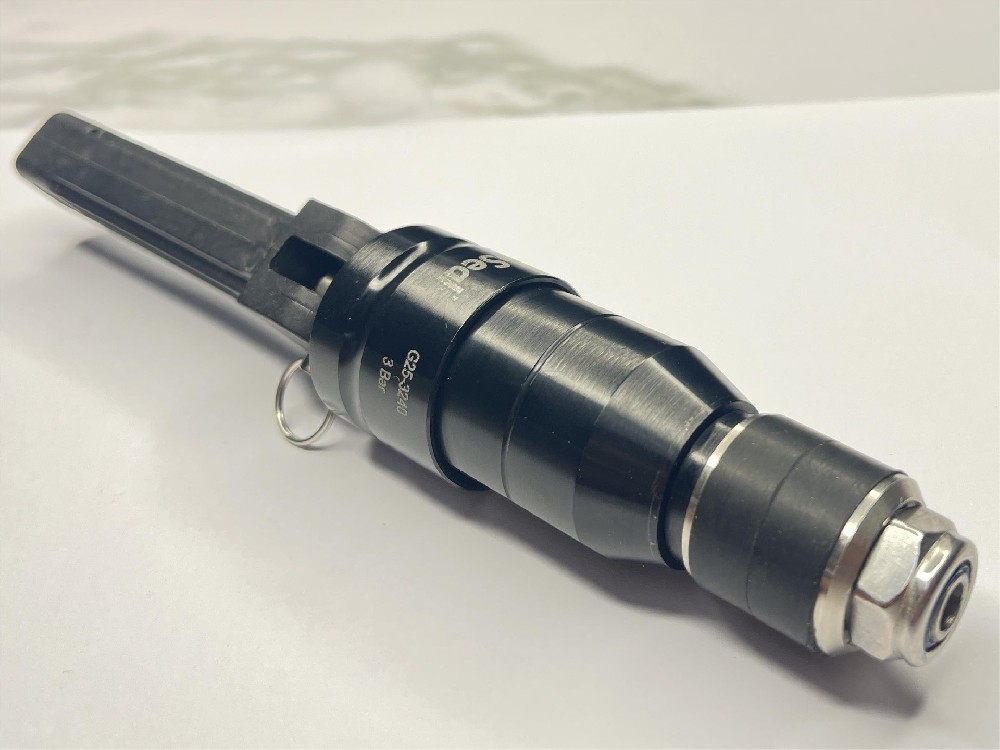 冷卻水快速接頭是一種用于連接冷卻水系統的連接裝置,主要用于快速連接和斷開冷卻水管路。它在汽車、工業設備、船舶和建筑等領域中得到廣泛應用。下面將詳細介紹格雷希爾GripSeal冷卻水快速接頭的原理。 冷卻水快速接頭包括兩個基本部分:母頭(female coupling)和公頭(male coupling)。公頭插入母頭并旋轉,兩個部分通過O型密封圈和鎖定裝置緊密連接在一起。接頭的連接和斷開可以通過簡單的旋轉操作完成。 冷卻水快速接頭的原理如下: 1. 密封機制:冷卻水快速接頭使用O型密封圈來確保接頭連接處的嚴密性。O型密封圈位于母頭和公頭之間的凹槽內,它能有效阻止冷卻水泄漏,并保證連接處的密封性能。 2. 鎖定機制:冷卻水快速接頭使用鎖定裝置來保持連接的穩定性。鎖定裝置通常位于公頭部分,并通過旋轉和鎖定機構與母頭相連接。它可以防止意外松脫,并確保接頭在使用中保持穩定和可靠的連接。 3. 流體通道:冷卻水快速接頭內部有一個完整的流體通道,允許冷卻水通過接頭自由流動。公頭和母頭內部都有導流槽和通道,確保冷卻水的順暢流動,減少流阻和壓力損失。 4. 快速連接和斷開:冷卻水快速接頭設計簡便,使得連接和斷開過程更加快捷和方便。只需將公頭插入母頭,然后旋轉,即可實現連接。對于斷開,只需反向旋轉即可快速分離接頭。 冷卻水快速接頭的原理使得冷卻水系統能夠方便地連接和斷開,而無需使用傳統的螺紋或焊接等方式。這樣的設計可以節省時間和勞力,并提高工作效率。此外,冷卻水快速接頭具有耐高壓、耐腐蝕和可靠的密封性能,使得其在各種冷卻水系統中都能可靠地工作。 總結起來,格雷希爾GripSeal冷卻水快速接頭通過密封機制、鎖定機制和流體通道等原理,實現了冷卻水管路的快速連接和斷開。它簡便、可靠且耐用,為冷卻水系統的連接提供了高效的解決方案。